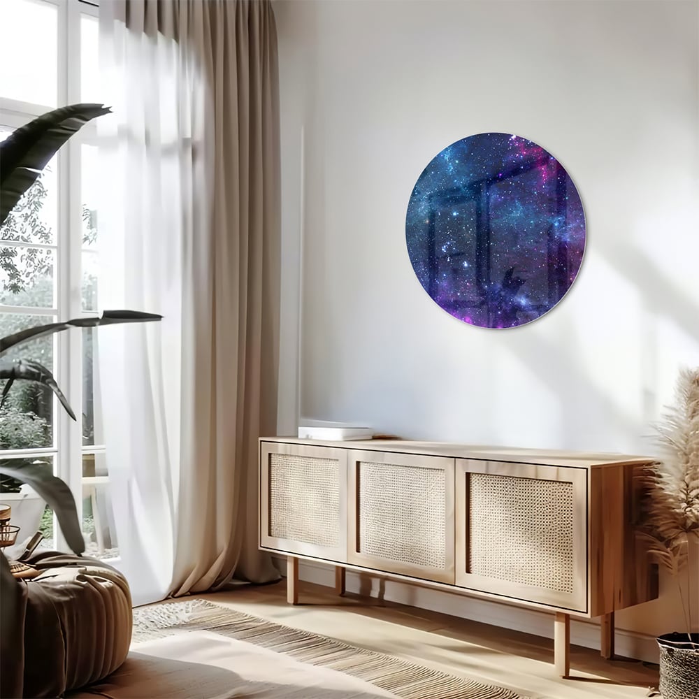 Glazen schilderij van het universum met kleurrijke sterren en nevels.