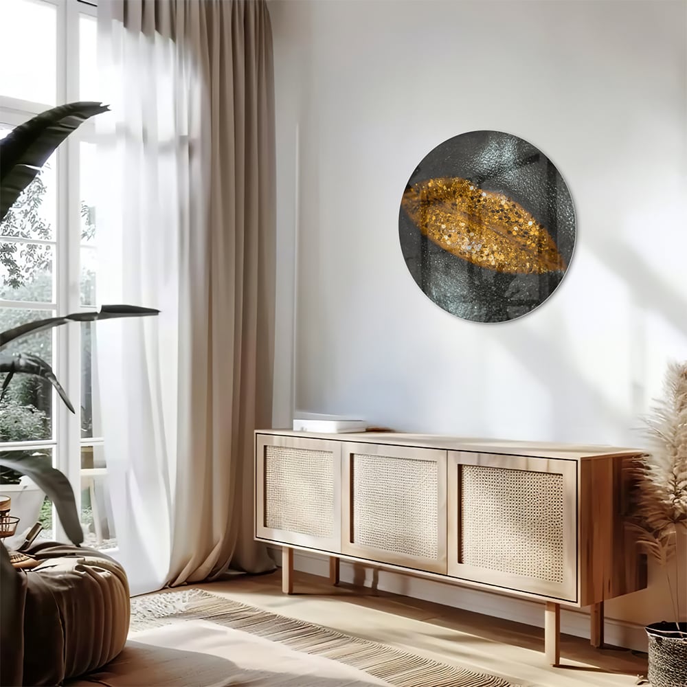 Glazen schilderij met een gouden blad op een zwarte achtergrond, perfect voor moderne interieurs.