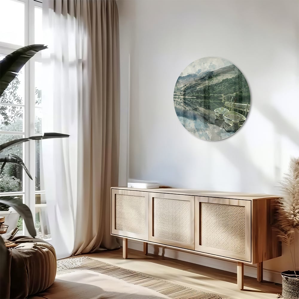 Glazen schilderij van een serene landschap met blauw meer en bergen