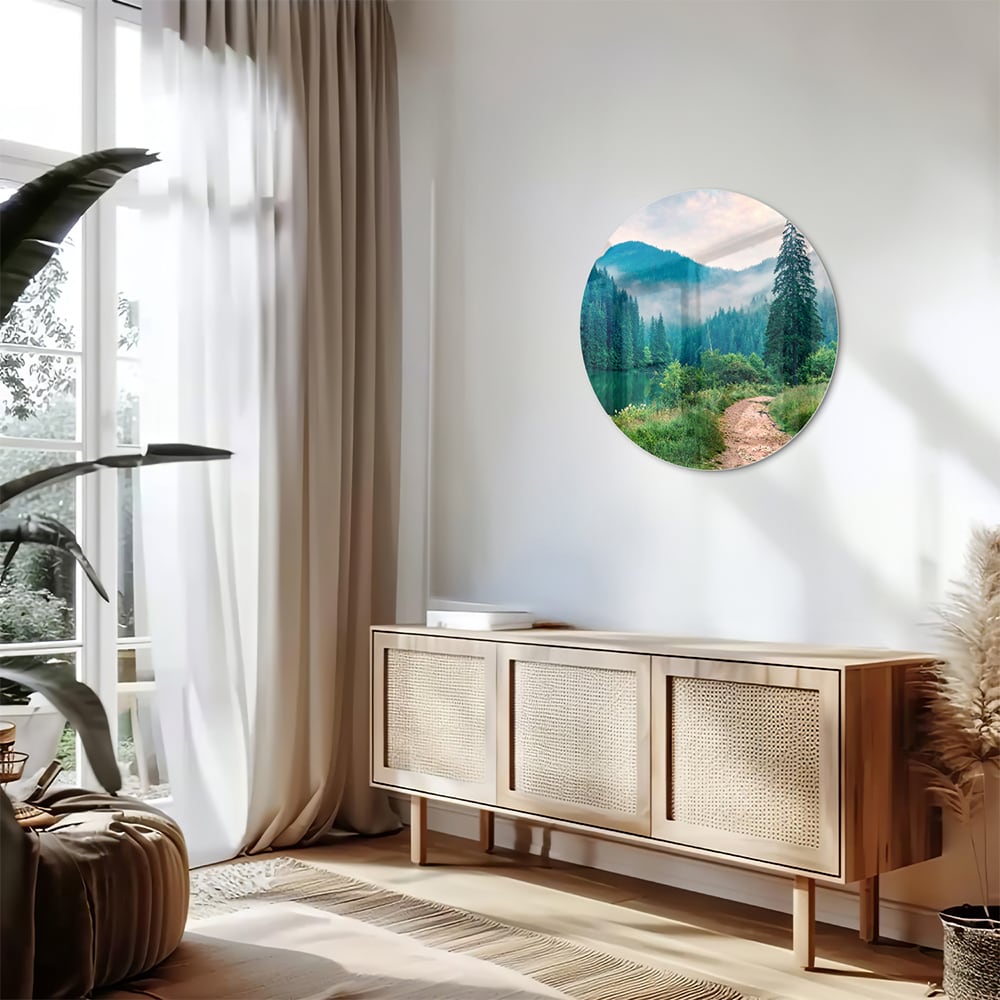 Glazen schilderij van een berglandschap met een pad en bomen