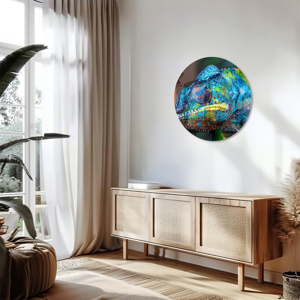 Glazen schilderij van een kleurrijk chameleon hangt aan de muur