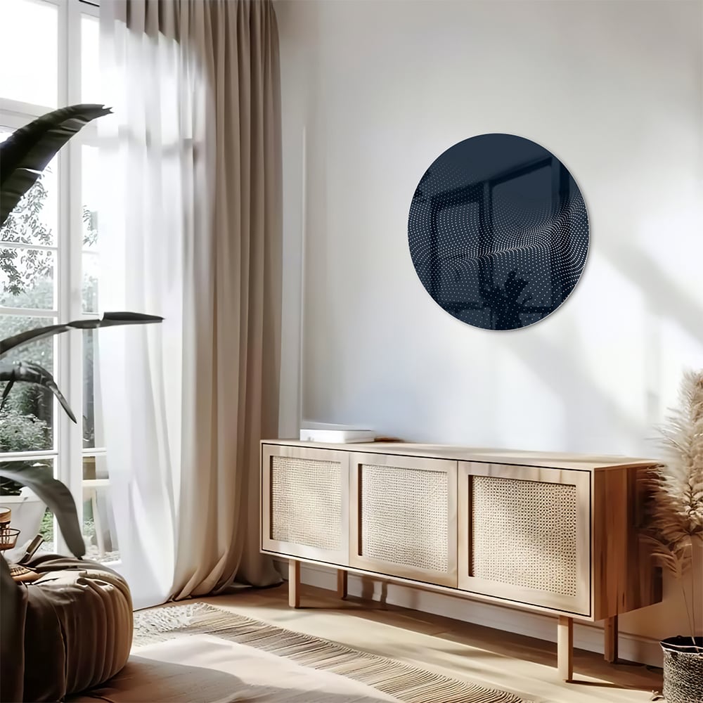 Diepblauw glazen schilderij aan de muur boven een houten kast in een woonkamer