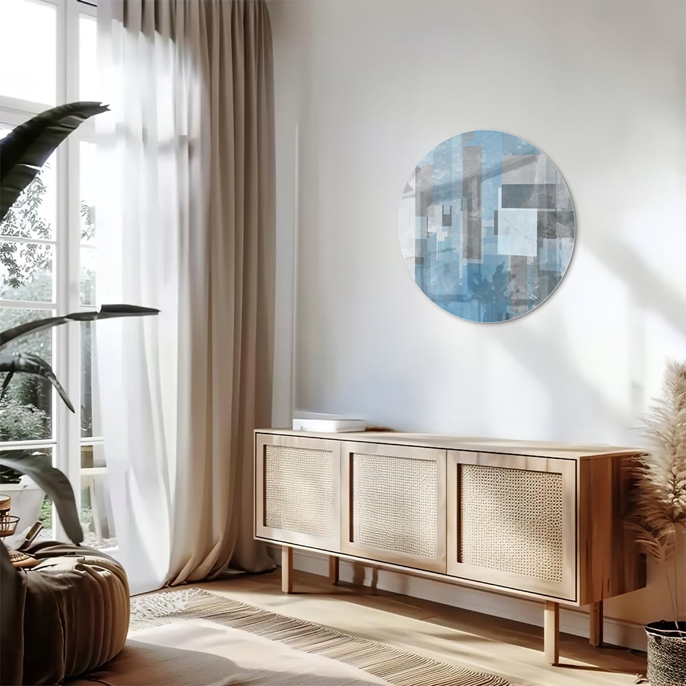 Abstract glas schilderij met blauwe en grijze tinten aan de muur