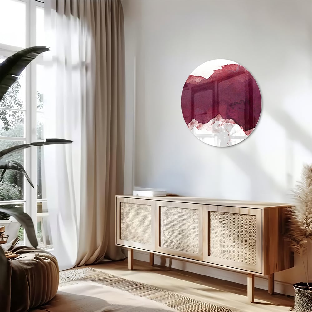Abstract glas schilderij in dieprood gehangen boven een moderne kast