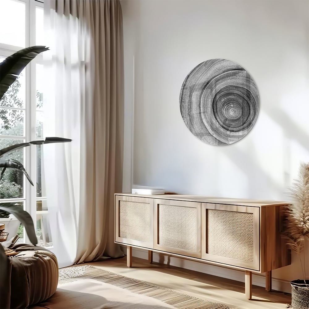 Abstract glazen schilderij in grijstinten met cirkels aan de muur