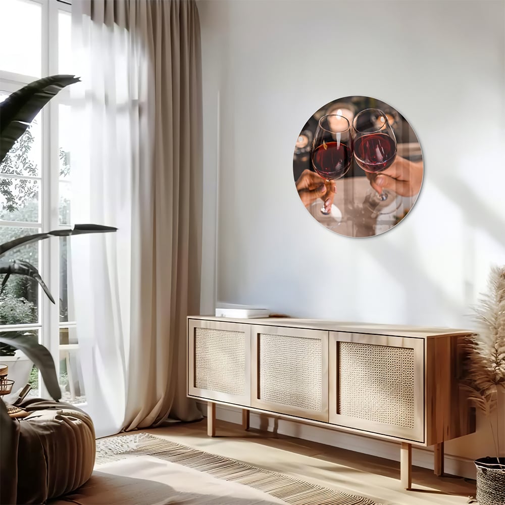 Een glazen schilderij van twee mensen die proosten met rode wijn in een stijlvolle setting.