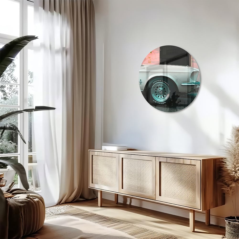 Glazen schilderij van een vintage auto in een sfeervol interieur
