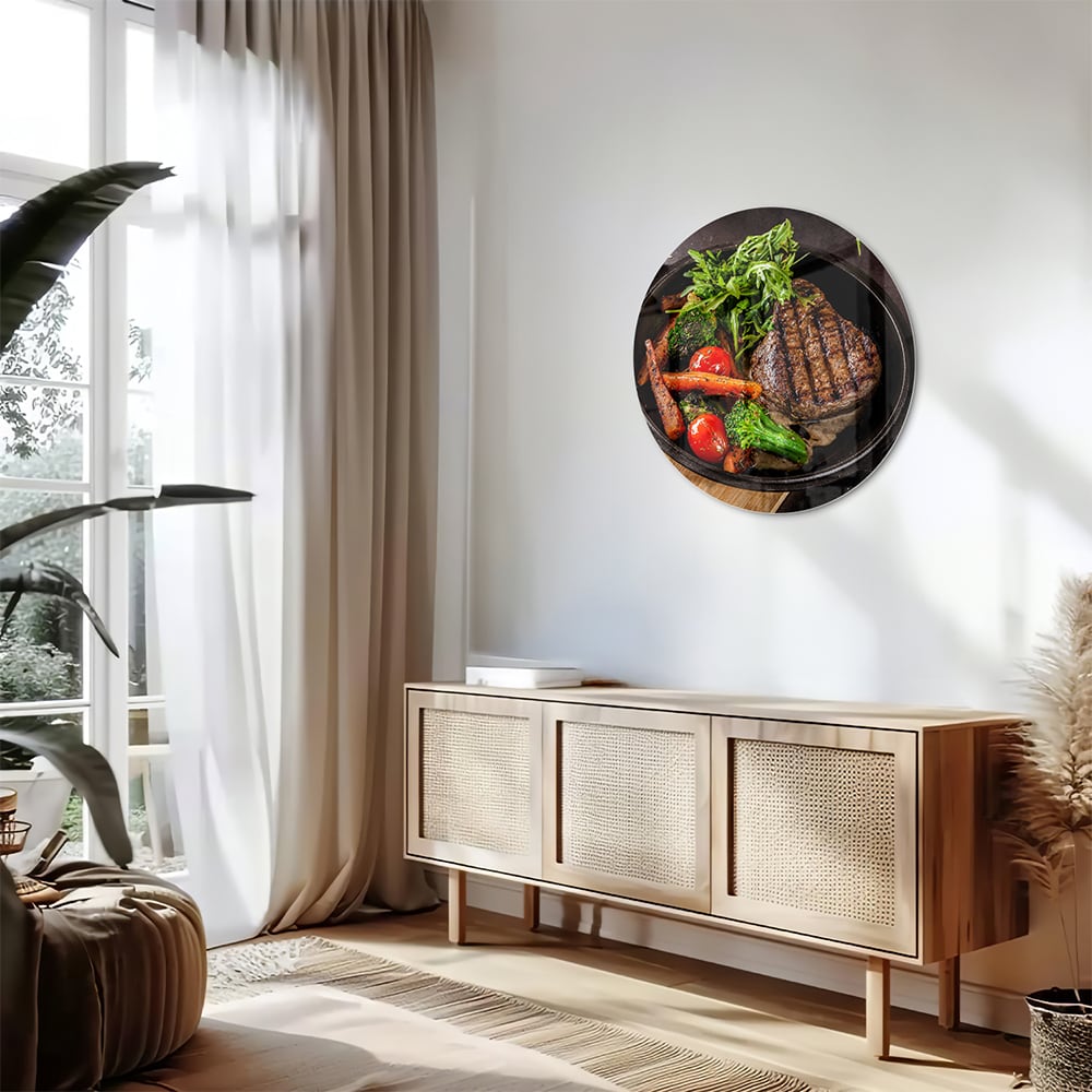 Glazen schilderij met een gegrilde steak en verse groenten in een pan