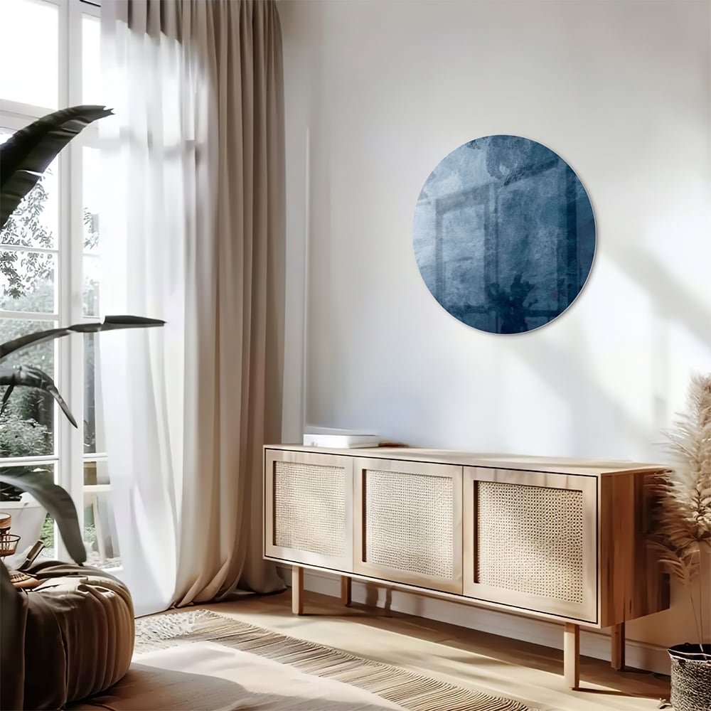 Abstract blauw glas schilderij aan de muur bij een houten meubel.