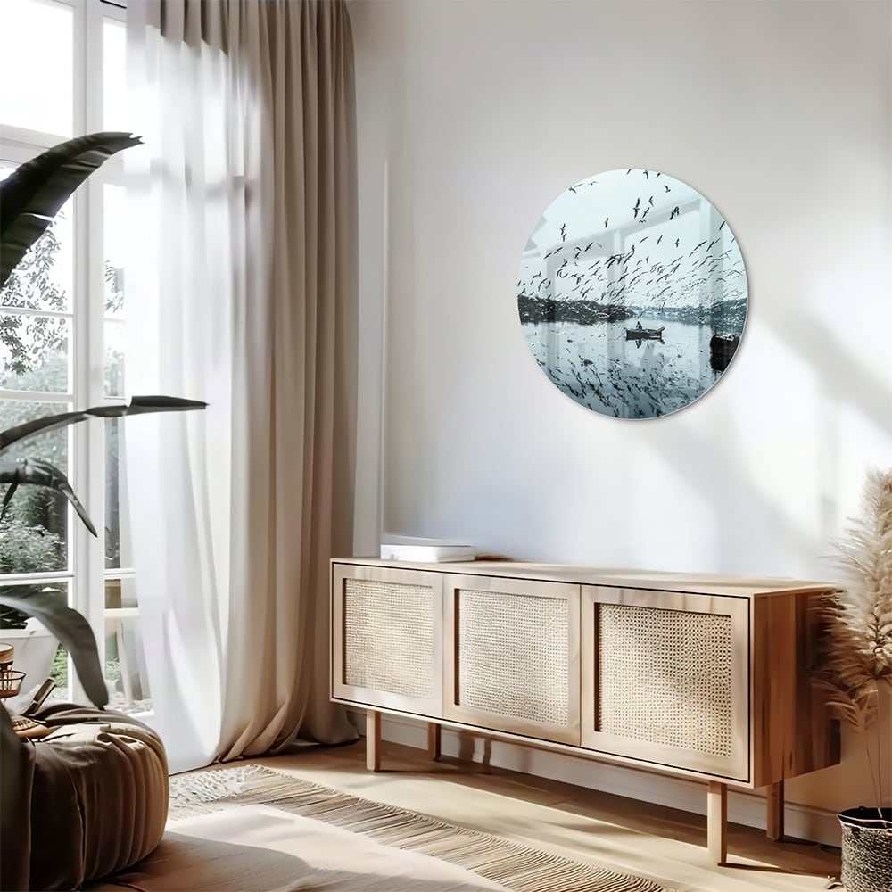 Glazen schilderij van vogels boven kalm water met reflecties.