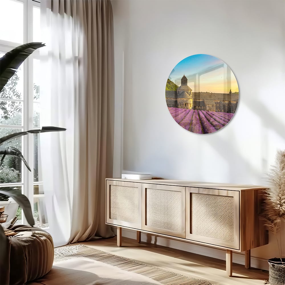 Glazen schilderij van lavendelvelden en een klooster in de Provence