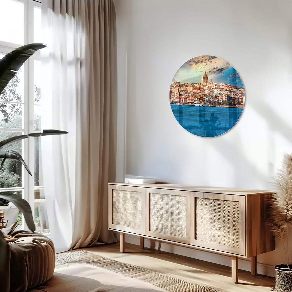 Glazen schilderij van een stad aan zee met kleurrijke gebouwen.