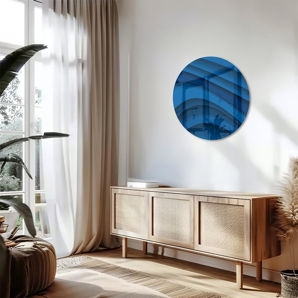 Modern glazen schilderij in abstracte blauwtinten op een muur.