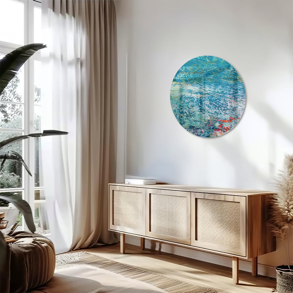 Kleurrijk abstract glazen schilderij aan de muur boven een houten kast