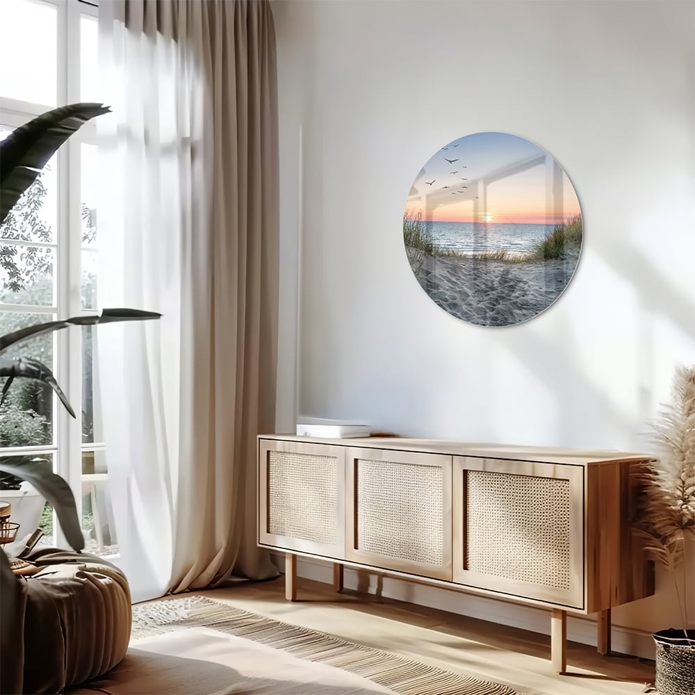 Glazen schilderij van een serene zonsondergang boven de zee met gras en vogels