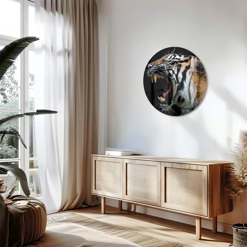 Glazen schilderij van een brullende tijger aan de muur in een stijlvolle kamer.