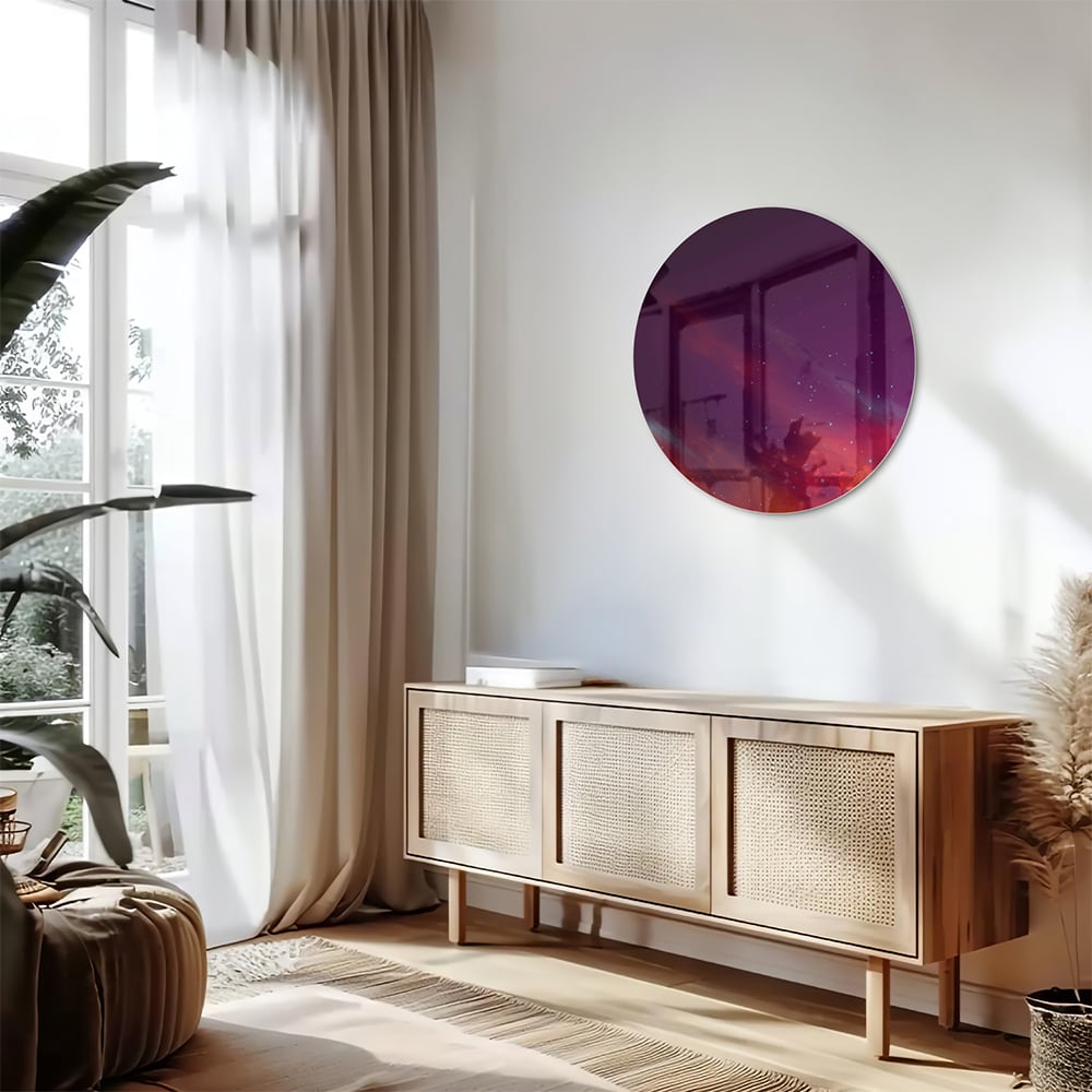 Een kleurrijk glazen schilderij met abstracte vormen in een moderne woonkamer.