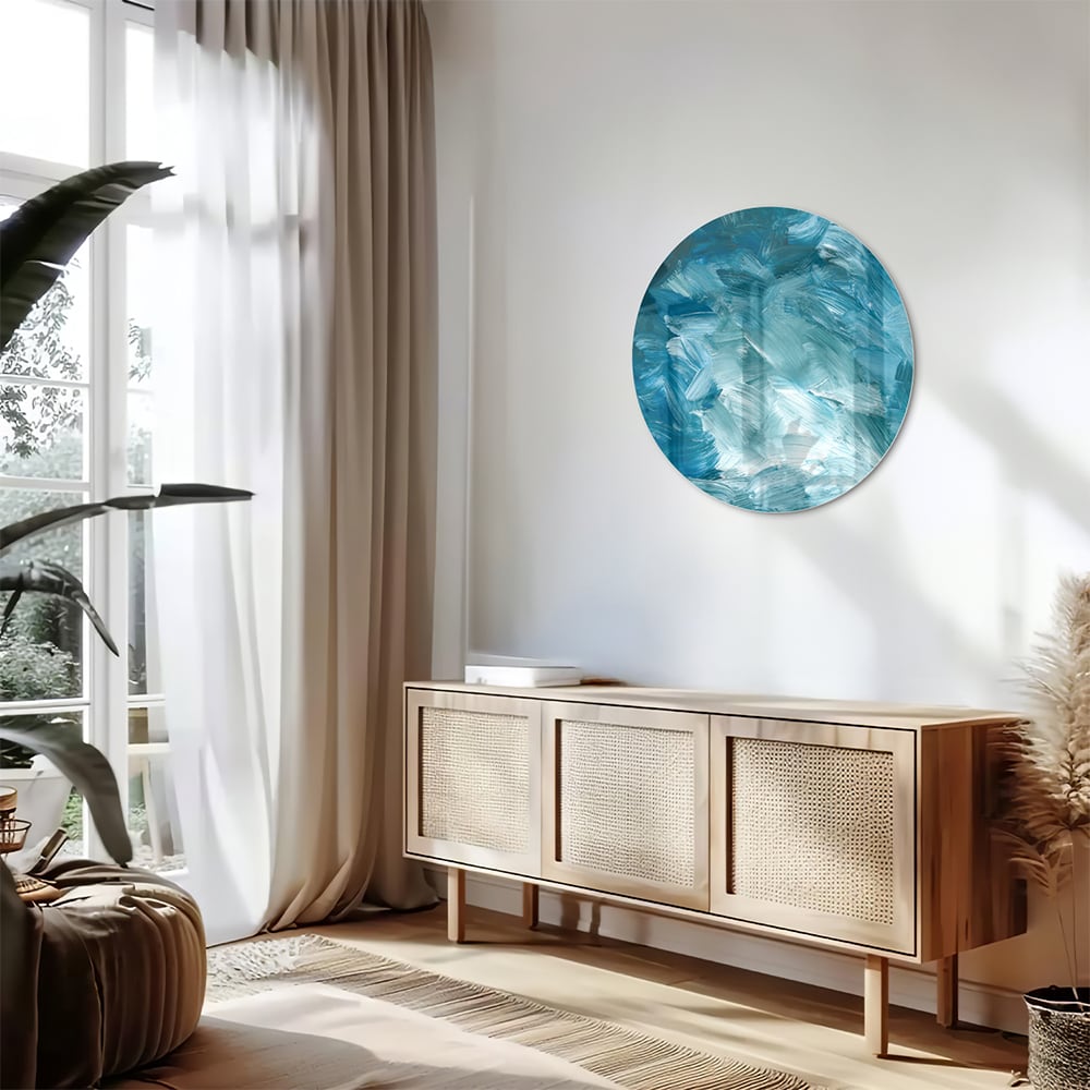 Abstract glazen schilderij met verschillende tinten blauw aan de muur.