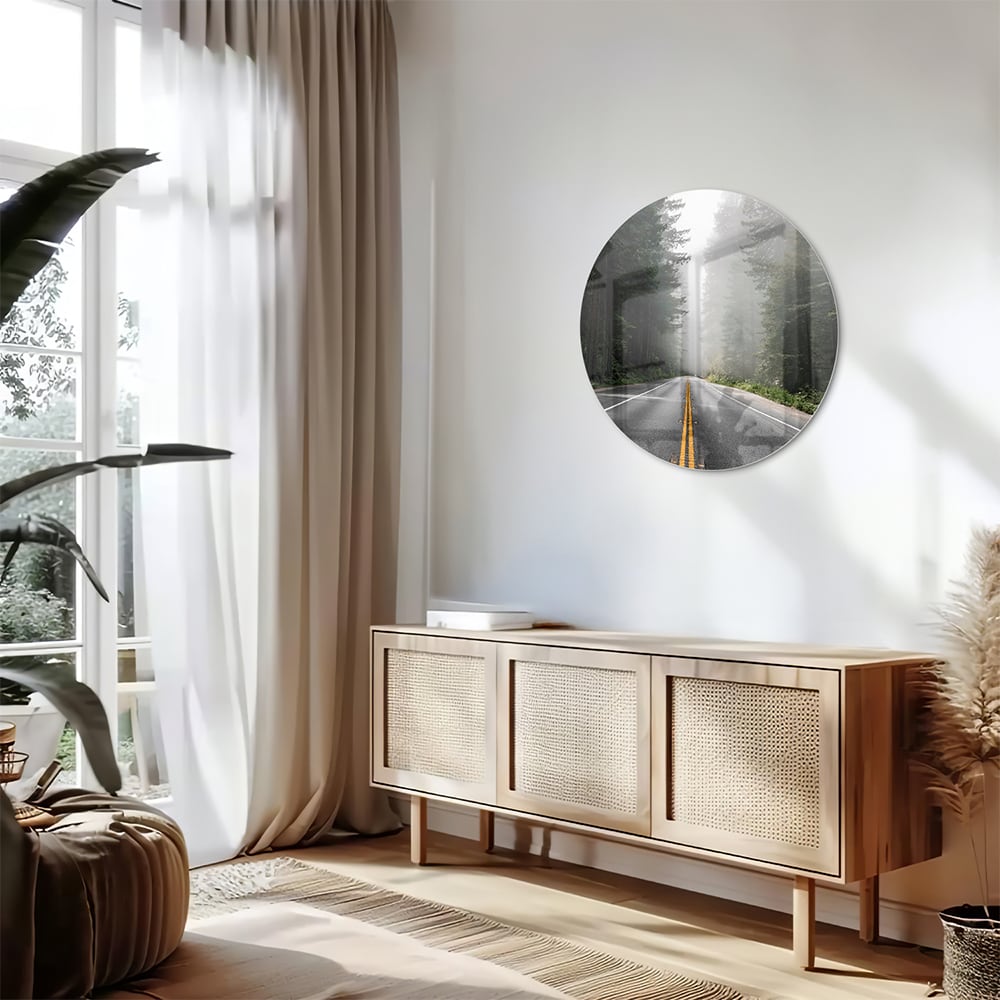 Glazen schilderij van een mistige weg omgeven door bomen in een interieur.