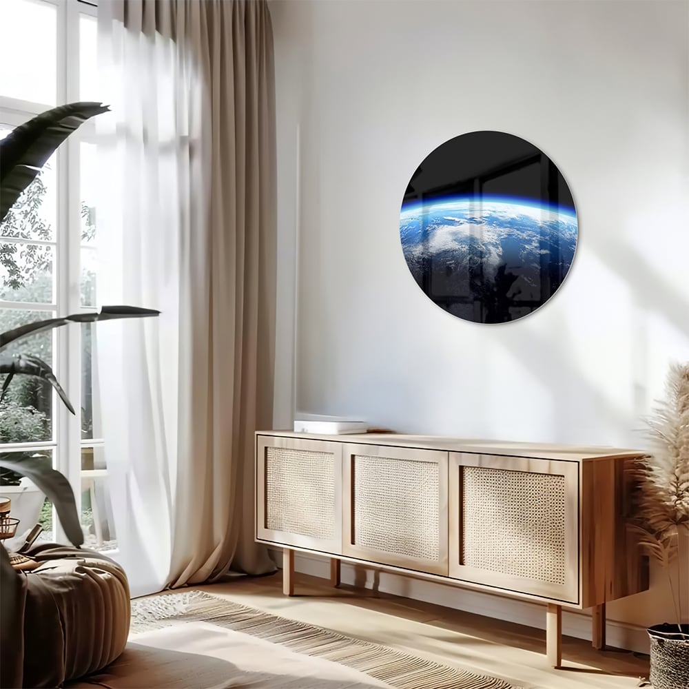 Glazen schilderij met een afbeelding van de aarde en blauwe lucht, perfect voor een moderne inrichting.