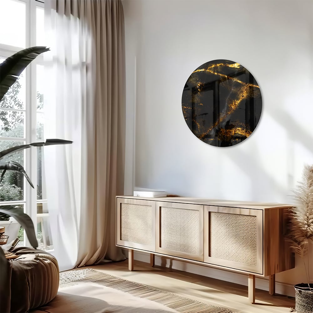 Glazen schilderij met zwart en gouden marmerdesign aan de muur