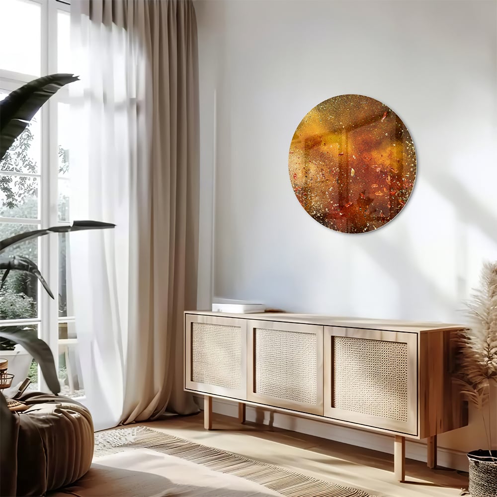 Abstract glazen schilderij met glinsterende warme kleuren in een moderne woonkamer.