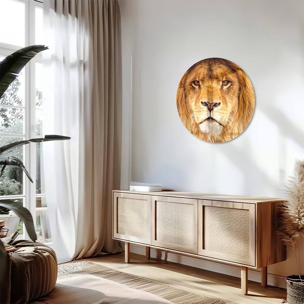 Glazen schilderij van een majestueuze leeuw in een modern interieur