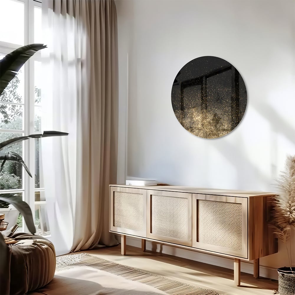 Glazen schilderij met zwarte achtergrond en gouden accenten aan de muur