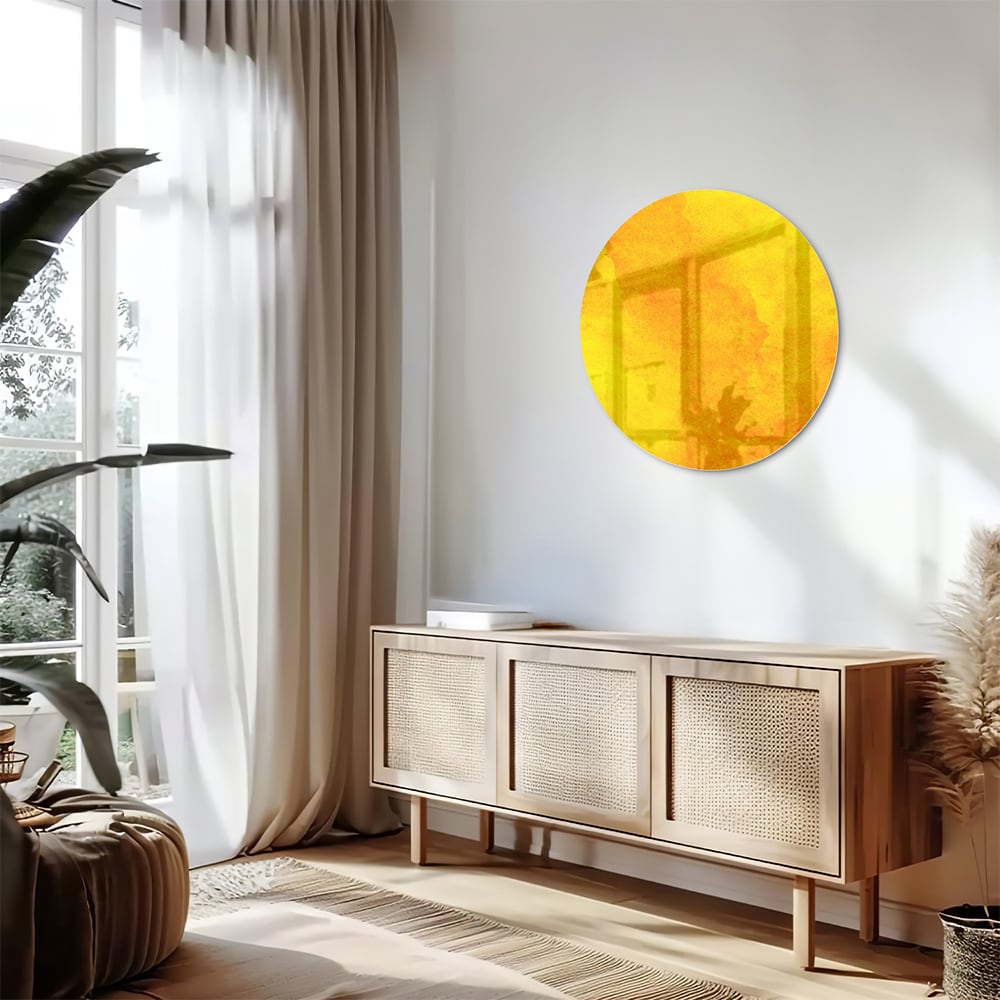 Gele glazen schilderij boven een houten bureau in een woonkamer.