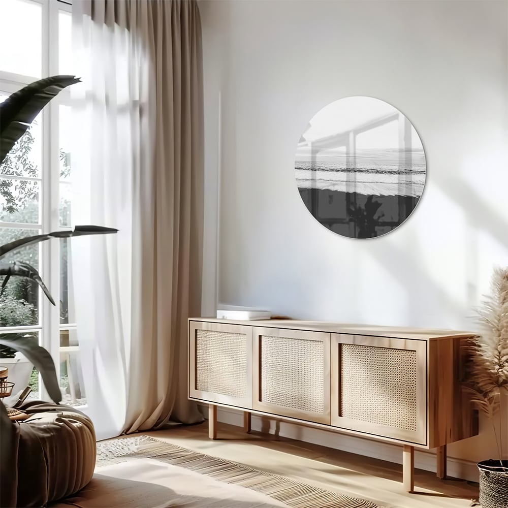 Minimalistisch zwart-wit glazen schilderij aan de muur in een modern interieur.