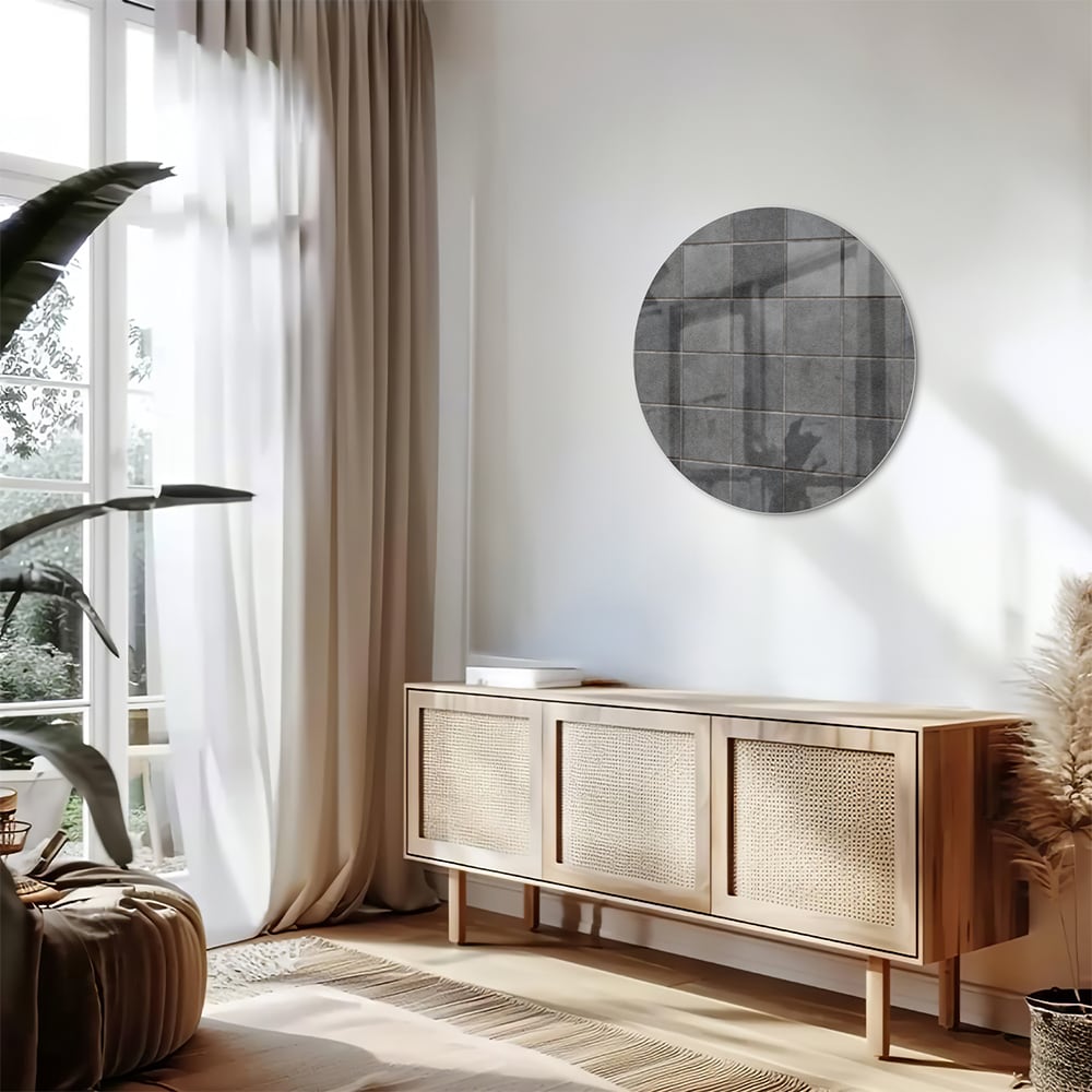 Modern glazen schilderij in grijstinten aan de muur boven een houten kast