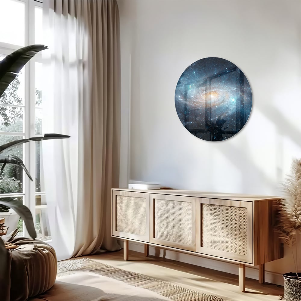 Glazen schilderij van een sterrenstelsel aan de muur in een moderne woonkamer.