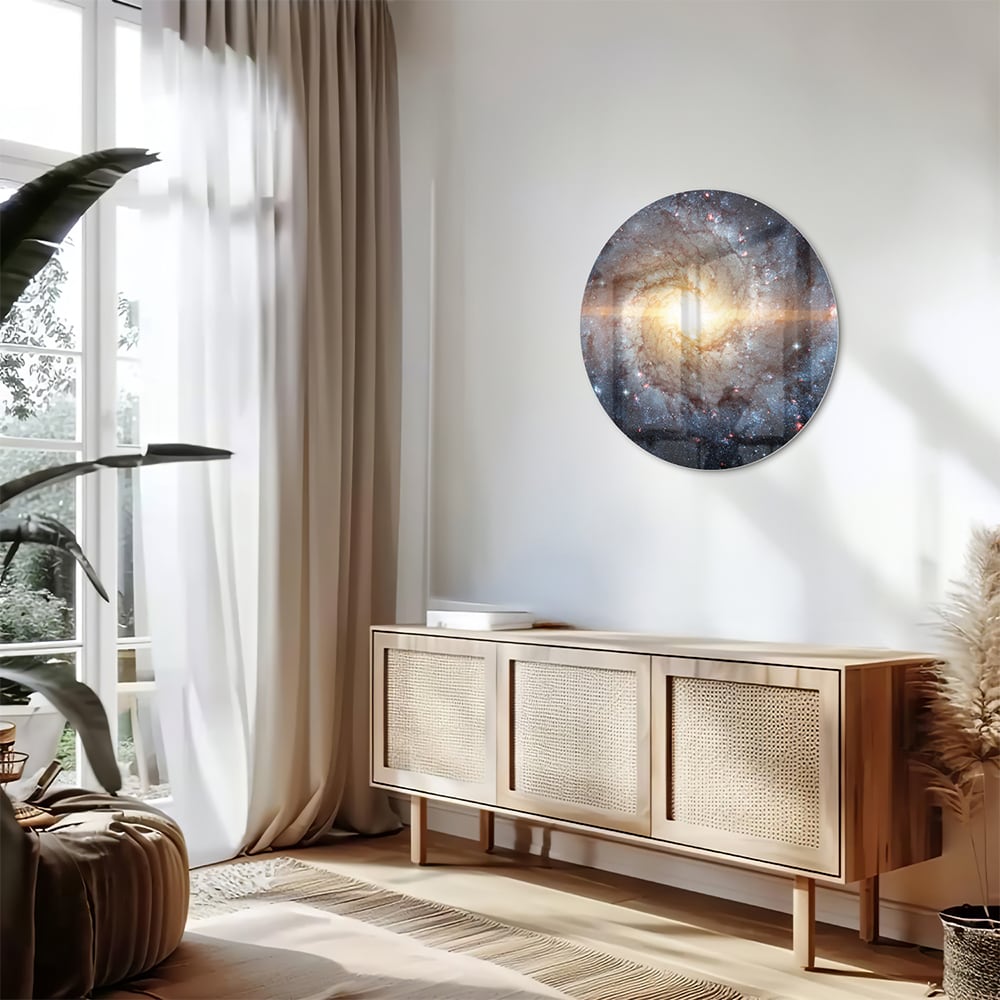 Glazen schilderij van een sterrenstelsel aan de muur in een lichte woonkamer.