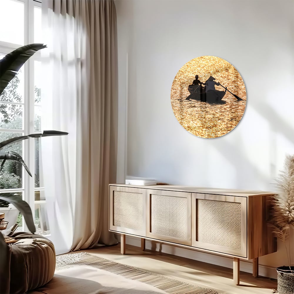 Glazen schilderij van een roeiboot op glinsterend, gouden water