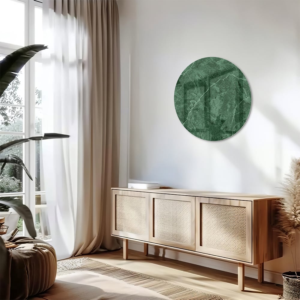 Groen glazen schilderij met marmerpatroon aan de muur.