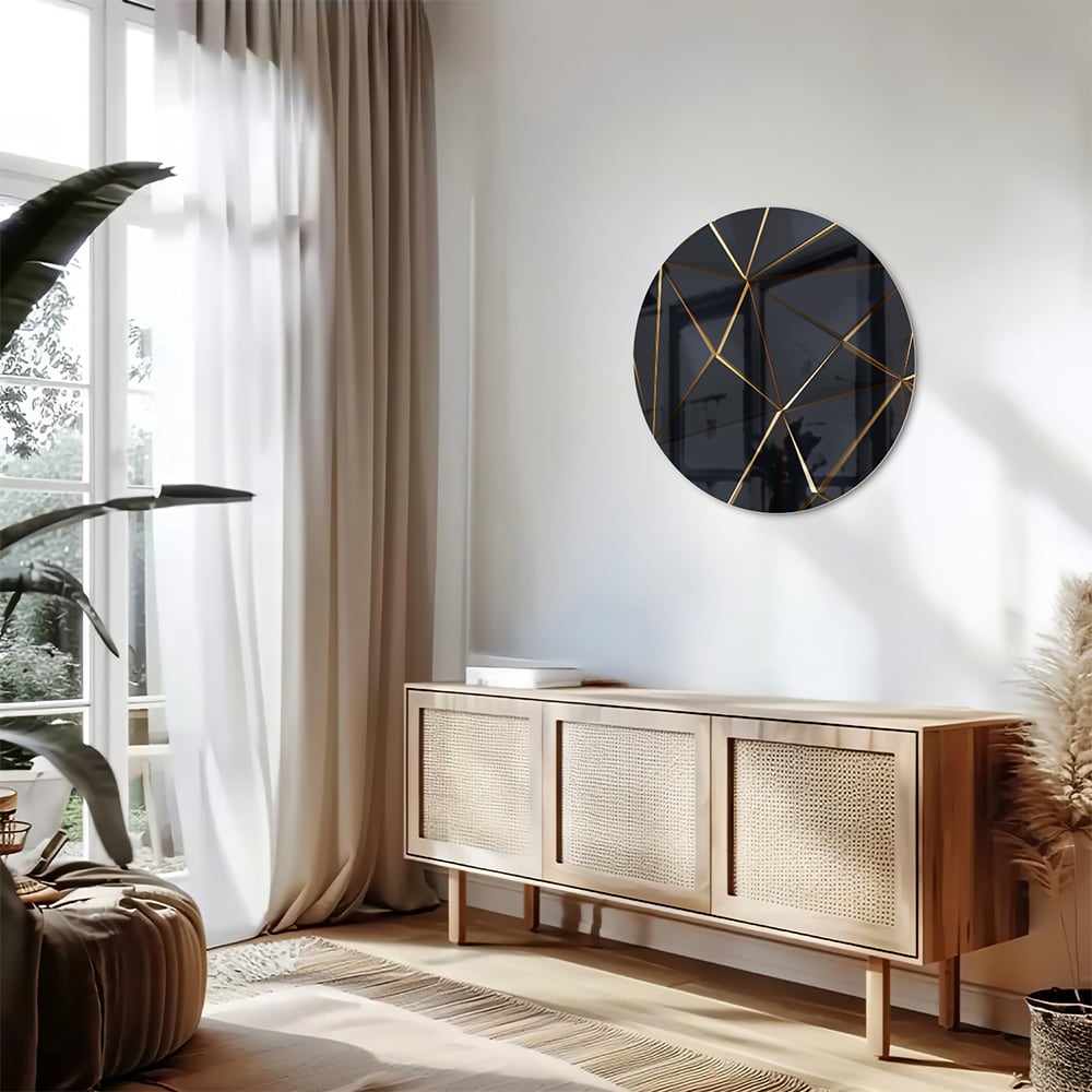 Modern glazen schilderij met zwart en gouden lijnen aan de muur