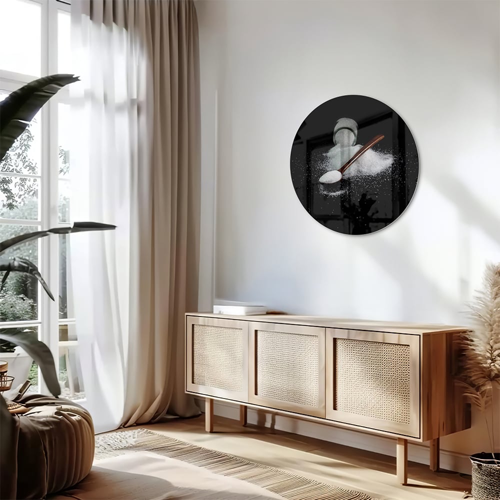 Een glazen schilderij met zout en een lepel op een zwarte achtergrond, ideaal voor keukeninrichting.