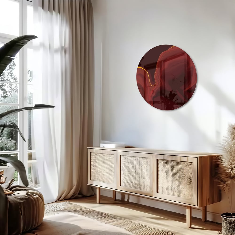 Abstract glazen schilderij met warme roodtinten aan de muur