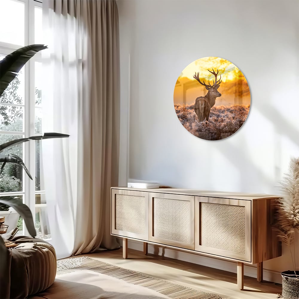 Glazen schilderij van een hert in de opkomende zon boven een veld