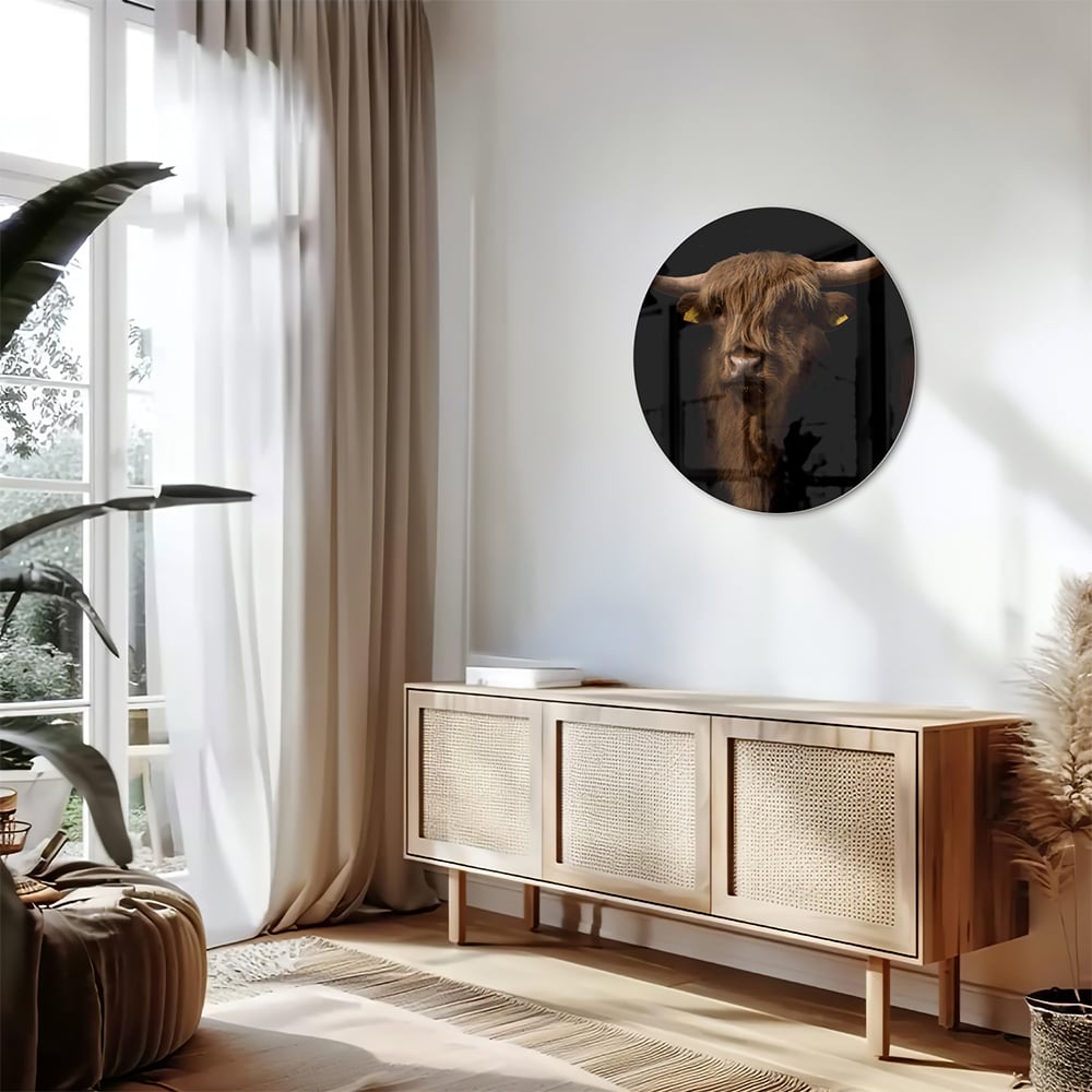 Glazen schilderij van een hooglander, een krachtige uitstraling in interieurdecoratie.