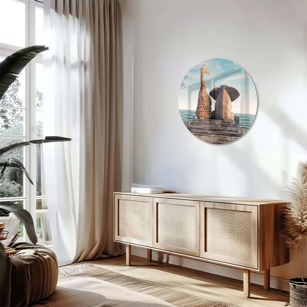 Glazen schilderij van een giraffe en olifant op een houten pier met zee op de achtergrond.