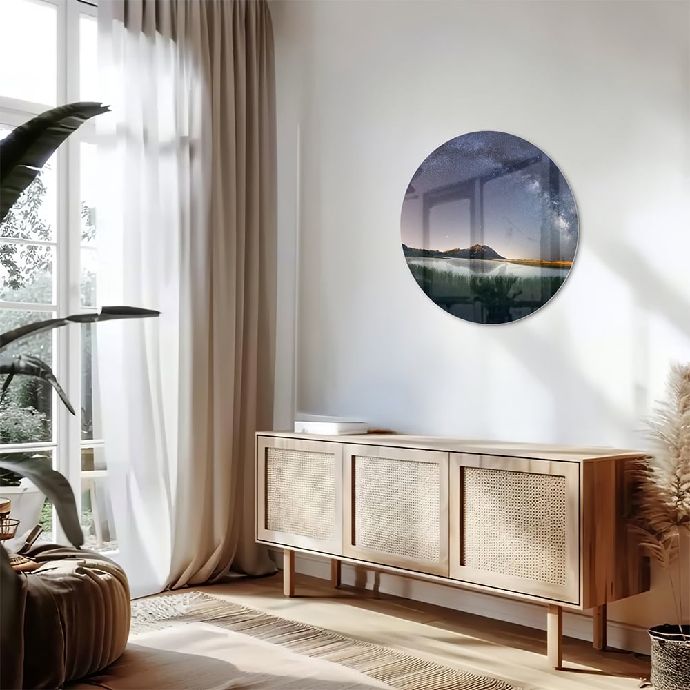 Glazen schilderij met sterrenhemel en bergen aan de wand