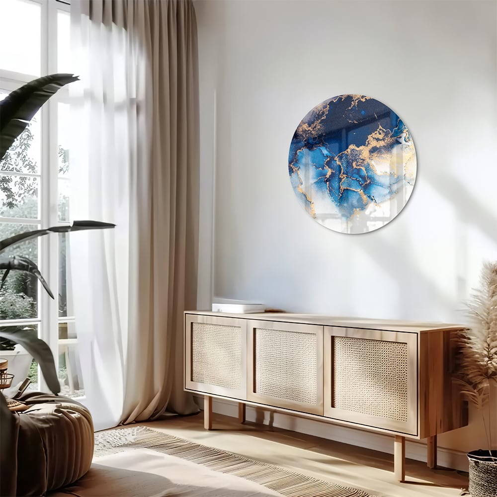 Prachtig glazen schilderij met blauwe en gouden patronen aan de muur.