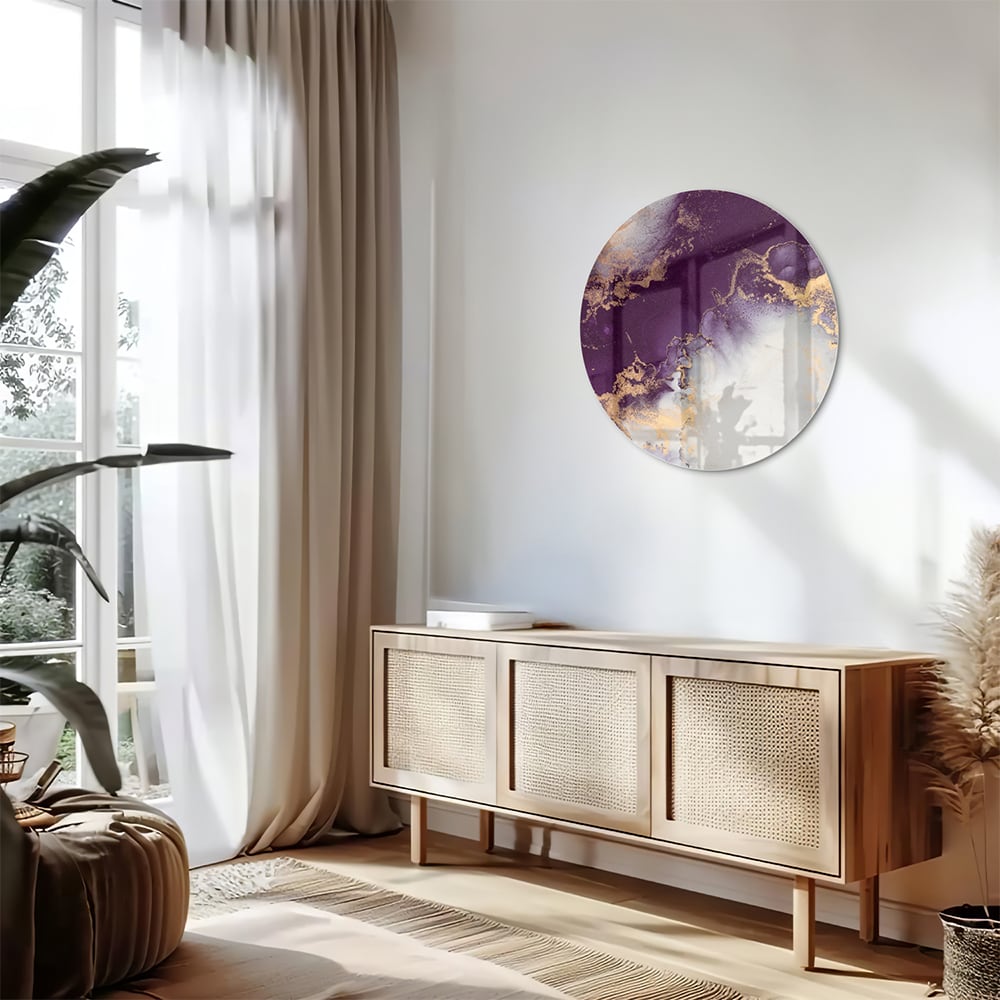 Een elegant paarse glazen schilderij met gouden accenten aan een muur in moderne woonkamer.