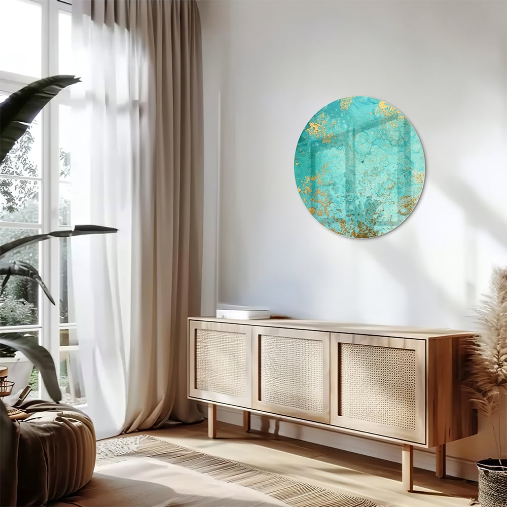 Glazen schilderij met turquoise en gouden accenten aan de muur