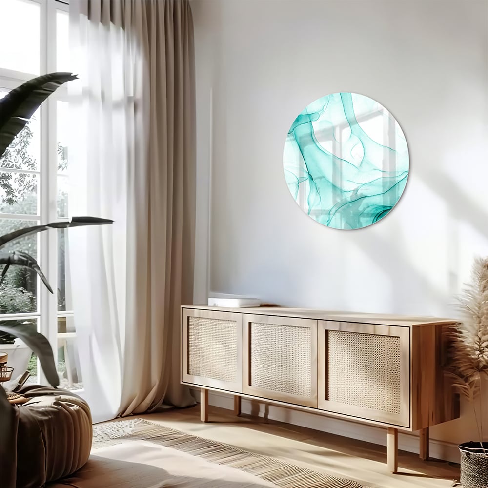 Lichtblauw abstract glazen schilderij aan de muur boven een houten meubel.