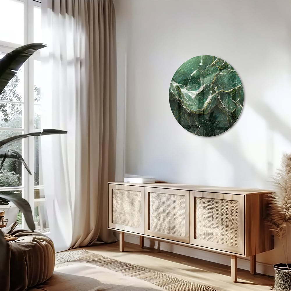 Glas schilderij met marmerpatroon in groene tinten, hangt aan de muur.