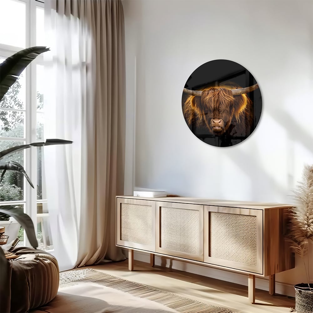 Glazen schilderij van een Highlander rund met lange hoorns en vacht op een zwarte achtergrond.