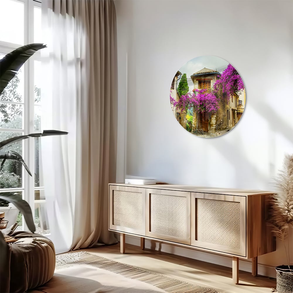 Glazen schilderij met een prachtig straatzicht en paarse bloesems in een helder interieur.