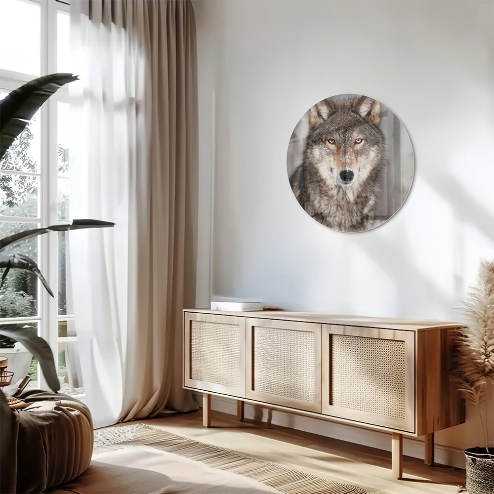 Glazen schilderij van een wolf met indrukwekkende blik in een interieur